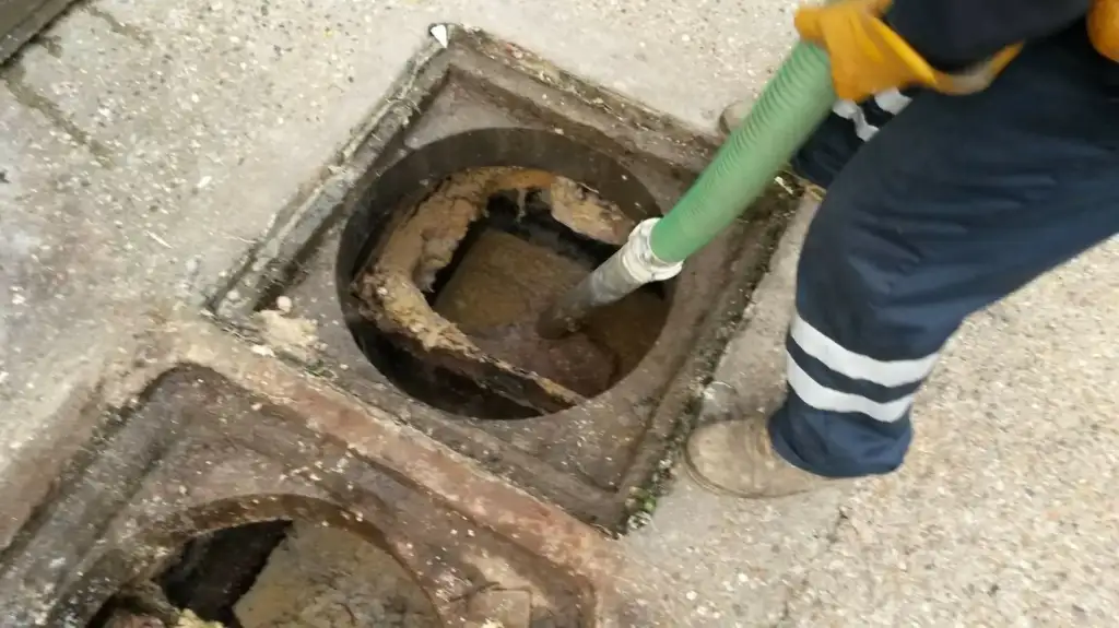 Curage de fosses septiques dans le Tarn